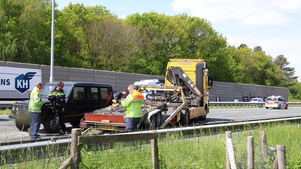 De wagen kon rechtop worden gezet, de aanhanger moest worden afgevoerd (foto: Sander van Gils/SQ Vision).