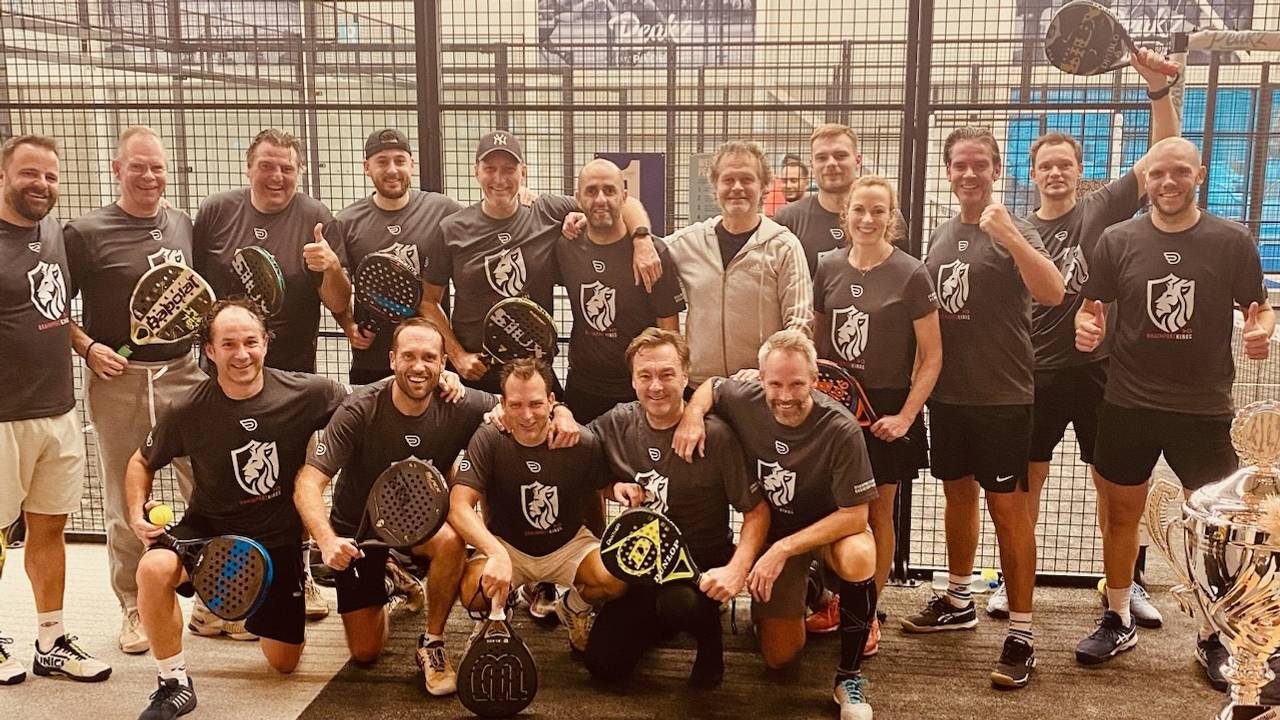 Een deel van de padellers van Brainport Kings met rechtsonder gehurkt oud-PSV'er André Ooijer.