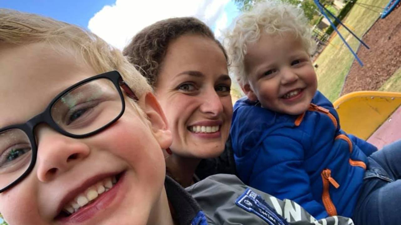 Renske met haar zoons Quinten (links) en Sebastiaan.