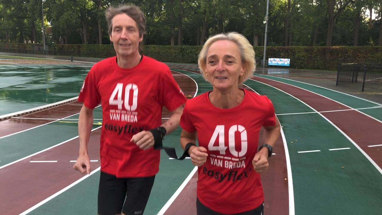 Johanny en Leon zijn tijdens de Singelloop met een elastiek verbonden.
