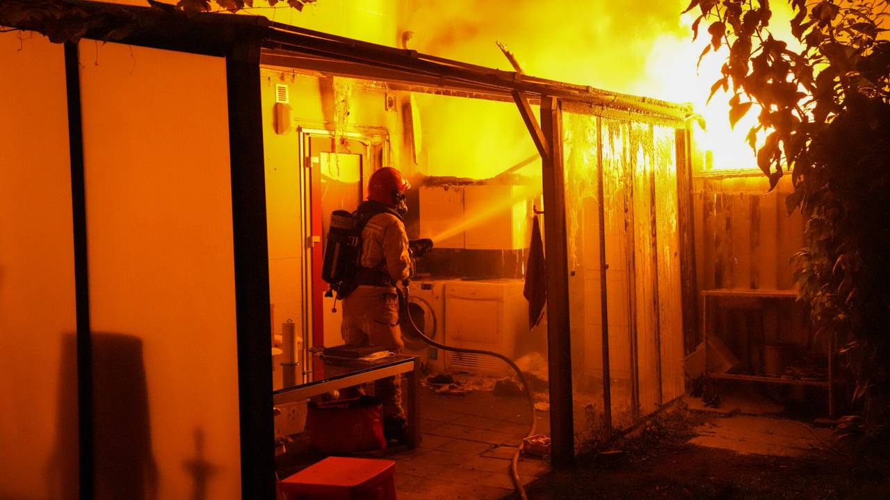 Het vuur zou ontstaan zijn in de aanbouw van het huis in Helmond (foto: Harrie Grijseels/SQ Vision).