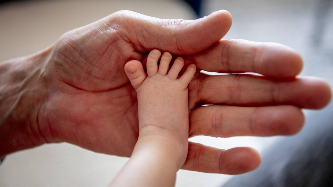 Kevin schudde baby'tje Rivano dood: 7 jaar cel en verplichte ...