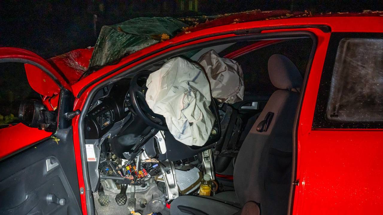 De bestuurster moest uit haar auto bevrijd worden na de crash op de Stroomkesberg in Vessem (foto: Dave Hendriks/SQ Vision).