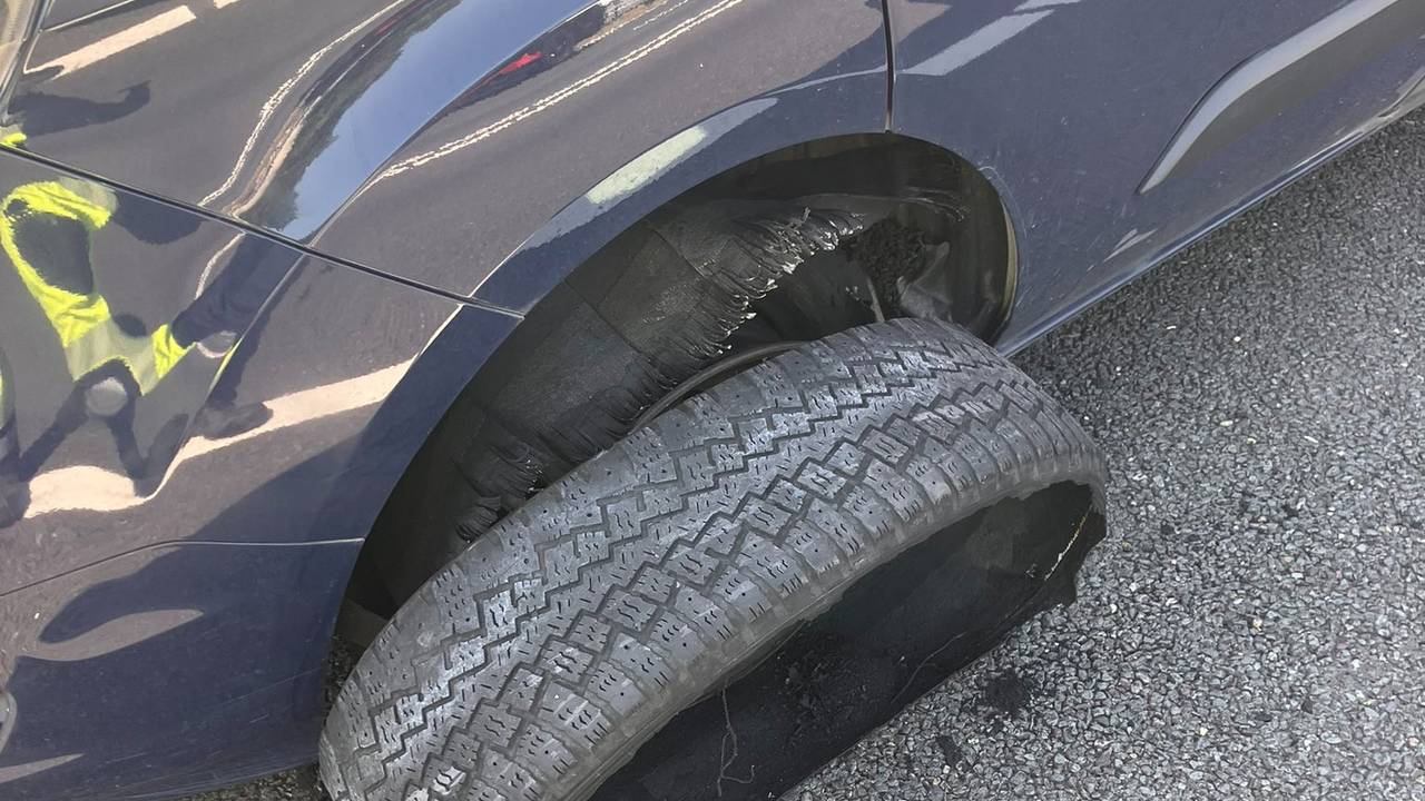 De bestelbus strandde op de A59 bij Maliskamp (foto: X/Wis_Robert).
