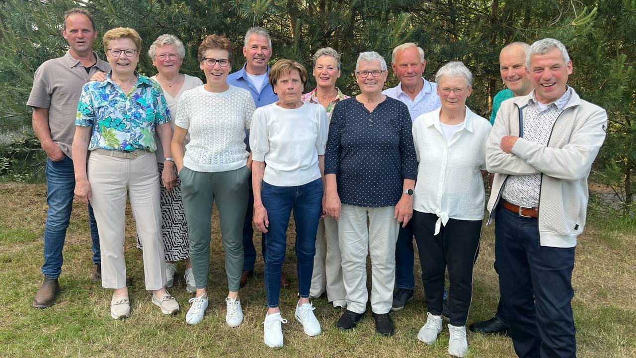 De familie Peters v.l.n.r.: Hennie (62), Ans (73), Rina (76), Elly (63), Jan (69), Tonny (75), Rieky (70), Jeanne (72), Thomas (79), Toos (77), Frans (68) en Gerrie (65).