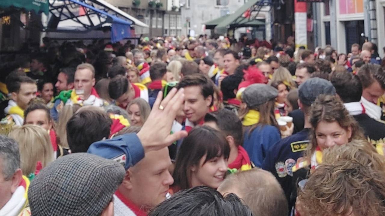Drukte op de Korenburgstraat in Den Bosch (foto: Dave Holtman).