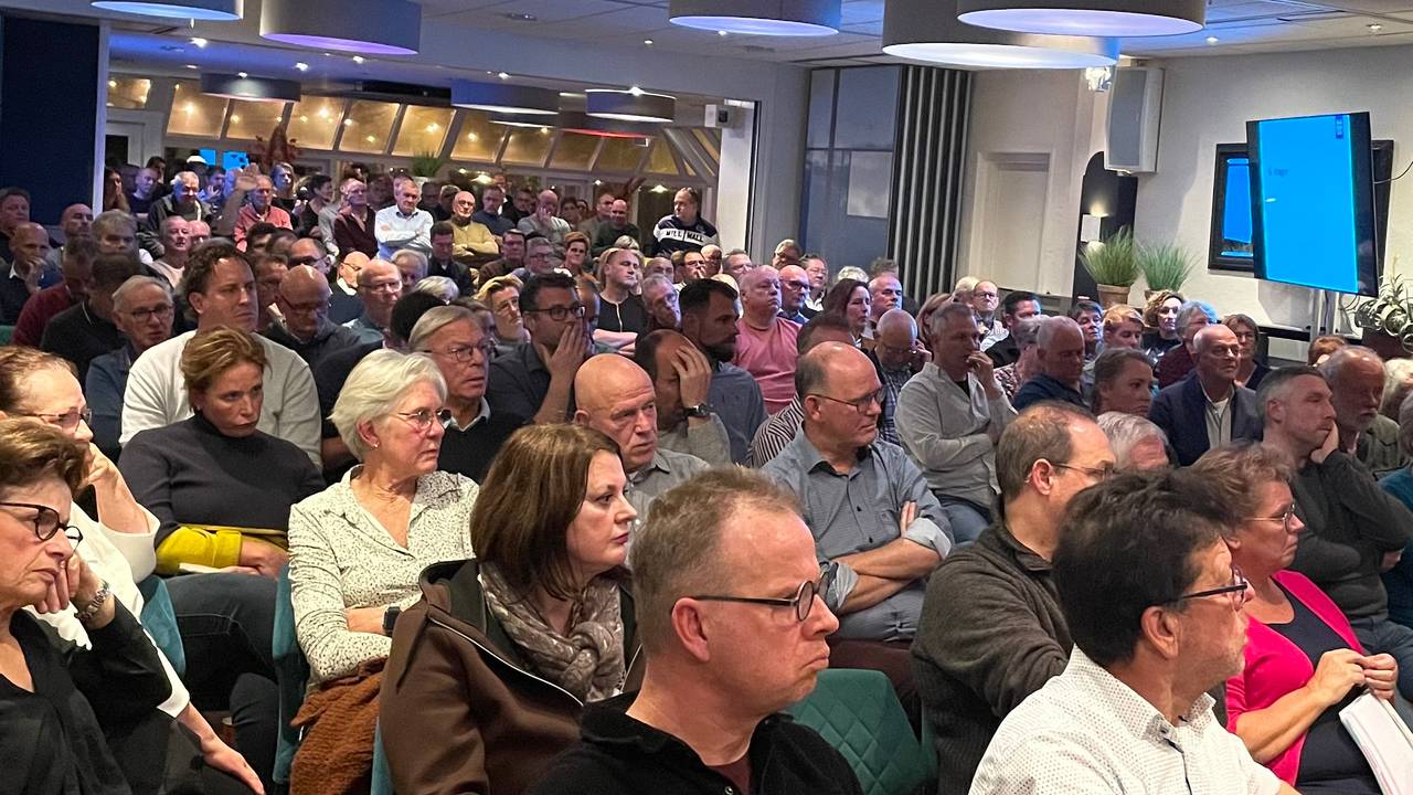 Veelal inwoners van Riel kwamen naar de informatiebijeenkomst (foto: Agnes van der Straaten).