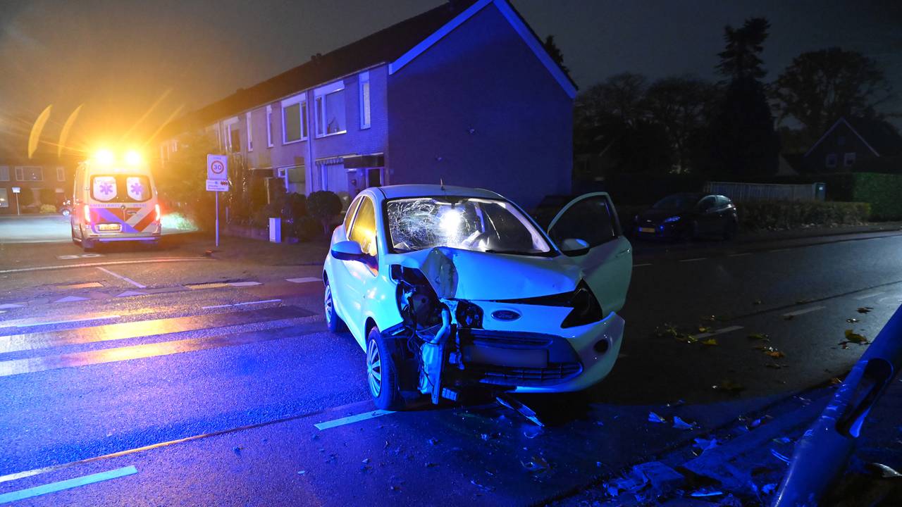 De auto raakte bij de crash zwaar beschadigd (foto: Perry Roovers/SQ Vision).