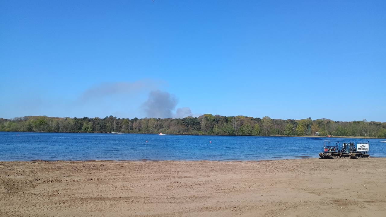 De rookwolken zijn te zien vanaf Experience Island in Loon op Zand (foto: Paul ter Haar).