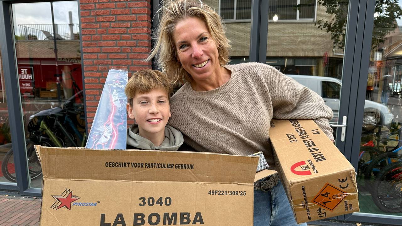 Moeder en zoon Joep kopen hun vuurwerk in Baarle Hertog (foto: Ronald Sträter).