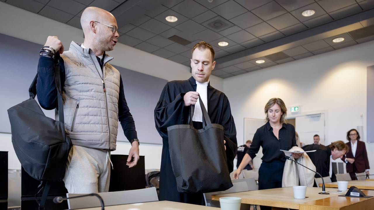 NAC-directeur Remco Oversier (links), advocaat Tim Wilms en Janouk Kloosterboer van de RvC van NAC (foto: Robin van Lonkhuijsen, ANP).