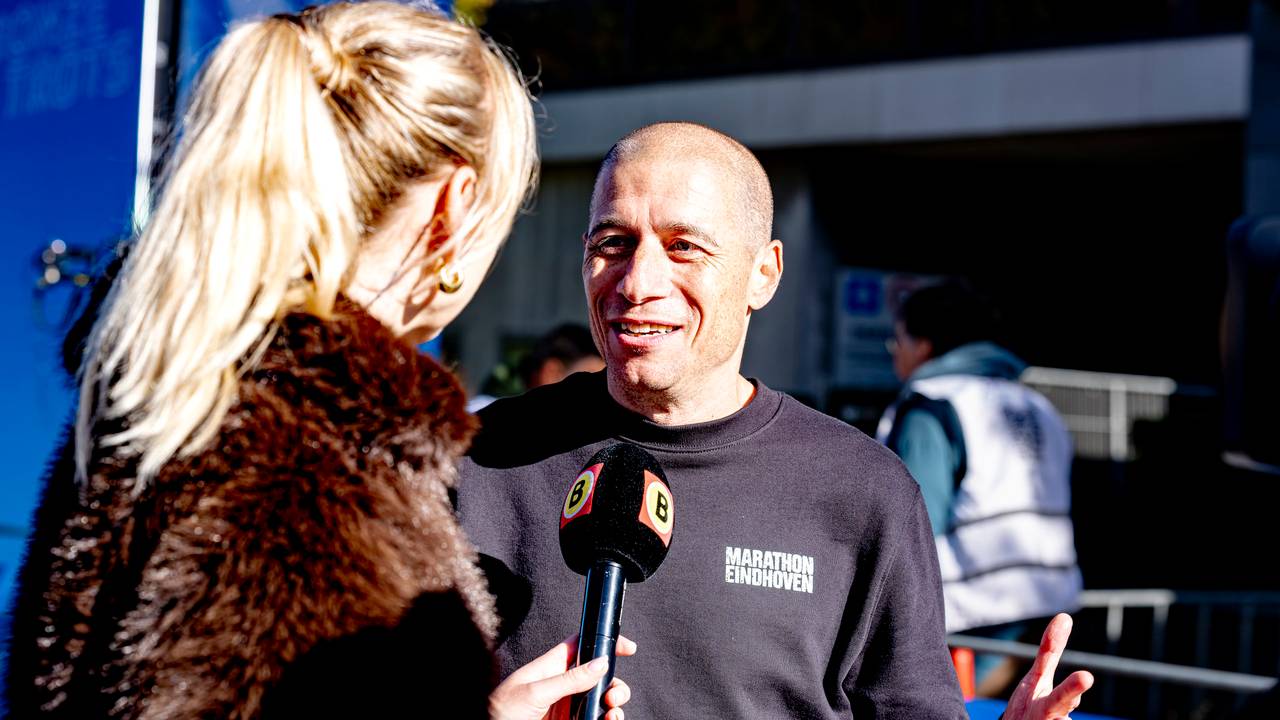 Omroep Brabant-verslaggever Nynke Cuperus in gesprek met De Sfeerman (foto: Caroline van Leusden, EYE4IMAGES).