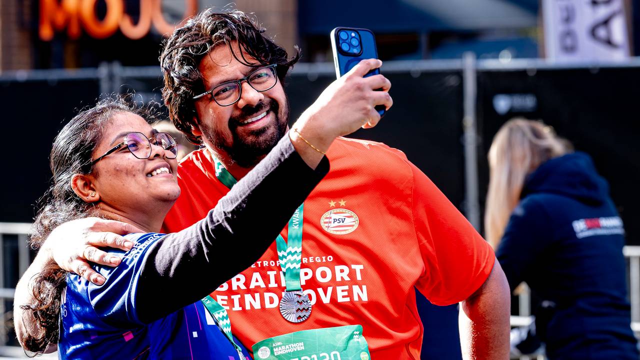 Veel PSV-shirts tijdens de Marathon Eindhoven (foto: Caroline van Leusden, EYE4IMAGES).
