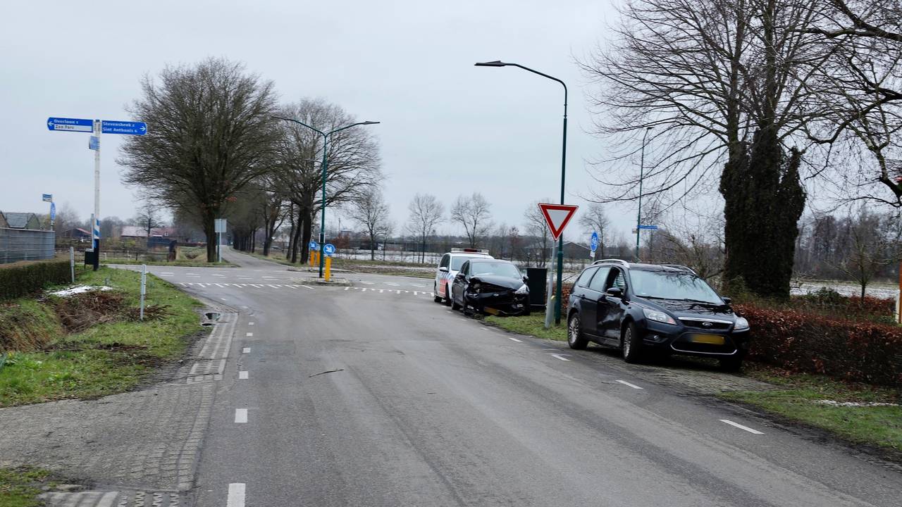 De twee beschadigde, donkerkleurige auto's (foto: Persbureau SK-Media/SQ Vision Mediaprodukties).
