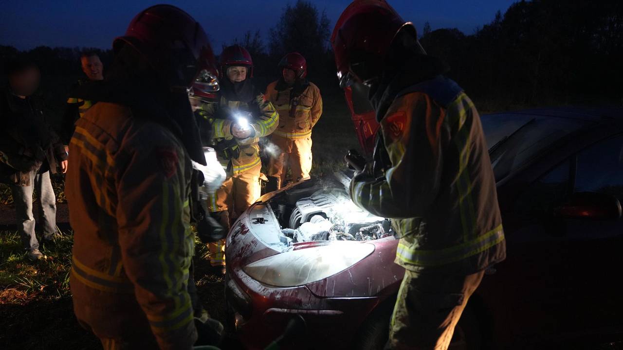 Het vuur woedde in het accugedeelte van de motor van de auto in Soerendonk (foto: WdG/SQ Vision).