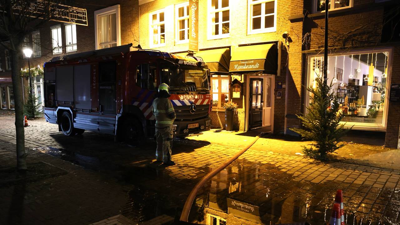 Vanwege het water in het Boxtelse café Rembrandt kwam de brandweer naar de Rechterstraat (foto: Sander van Gils/SQ Vision).