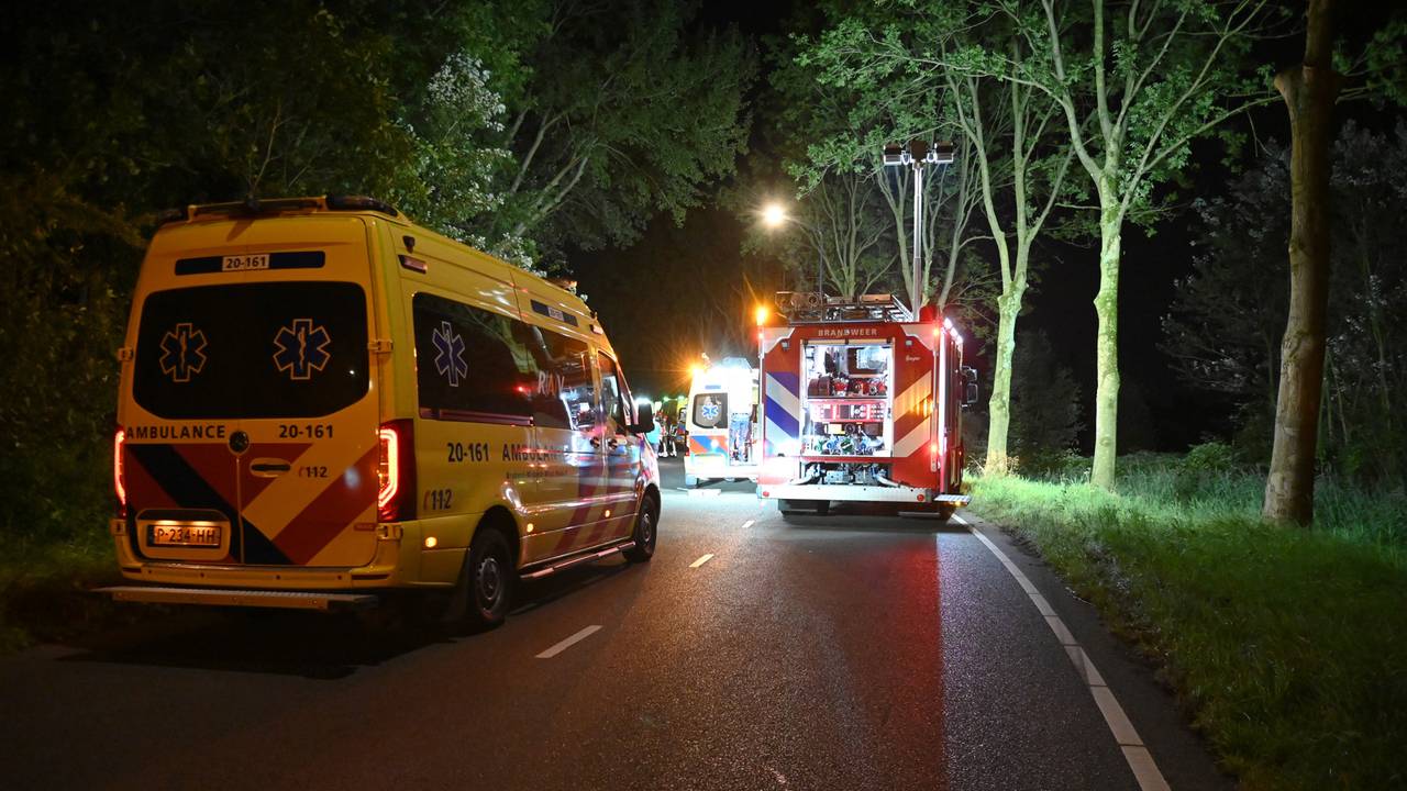 De slachtoffers zijn in een ambulance naar een ziekenhuis gebracht (foto: Perry Roovers/SQ Vision).