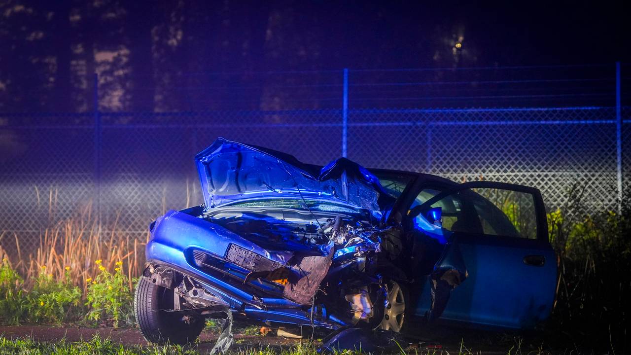 Eén van de auto's die op elkaar botsten tussen Geldrop en Eindhoven (foto: SQ Vision).