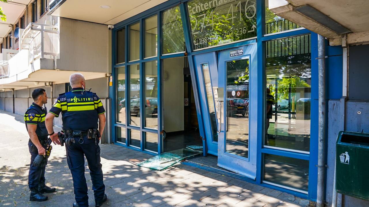 De entree mag niet meer gebruikt worden (foto: Dave Hendriks/ SQ Vision) 