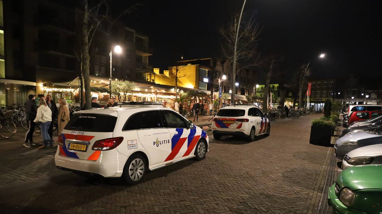 De politie onderzoekt wat er gebeurde op de Markt in Uden (foto: Kevin Kanters/SQ Vision).