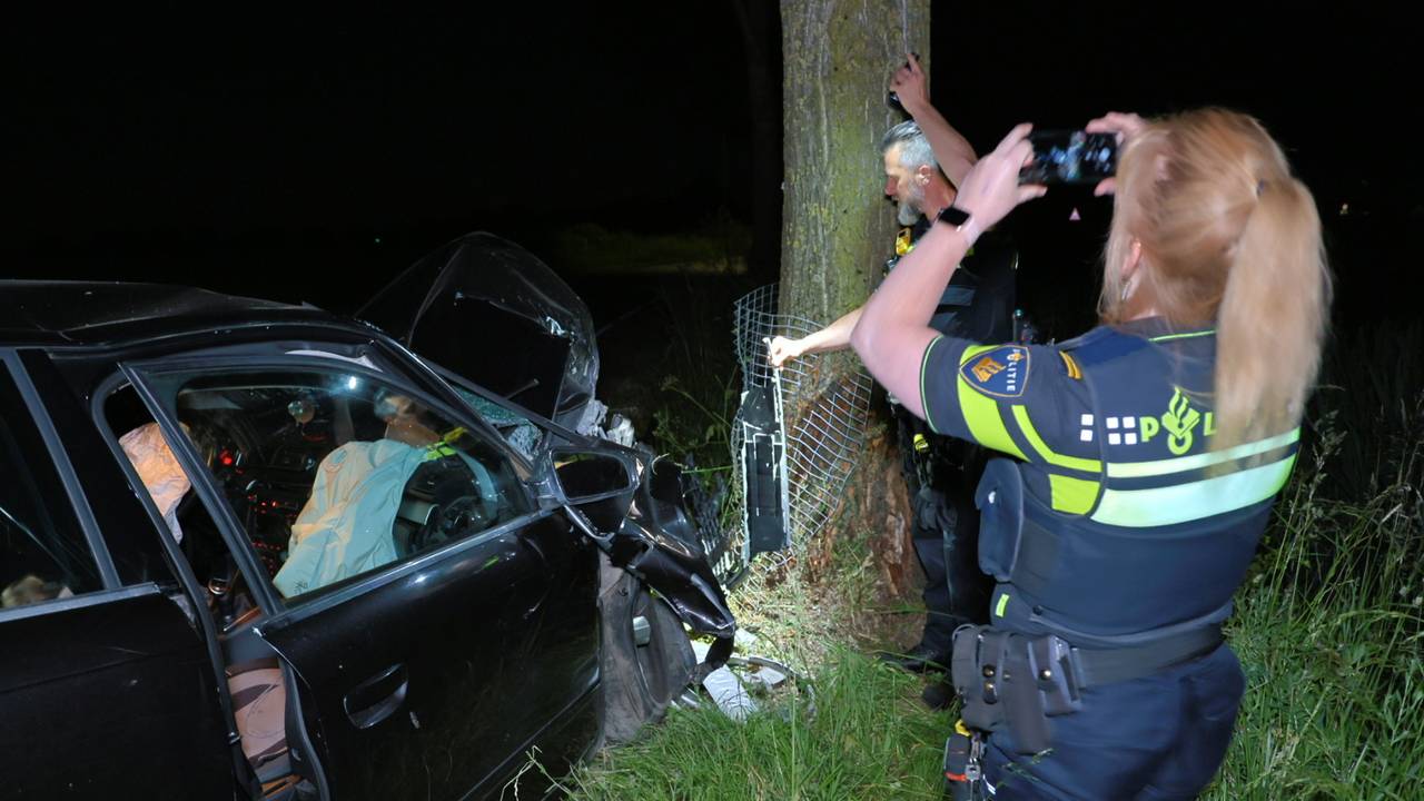 De auto kwam tegen een boom langs de Maasstraat in Sambeek tot stilstand (foto: SK-Media).