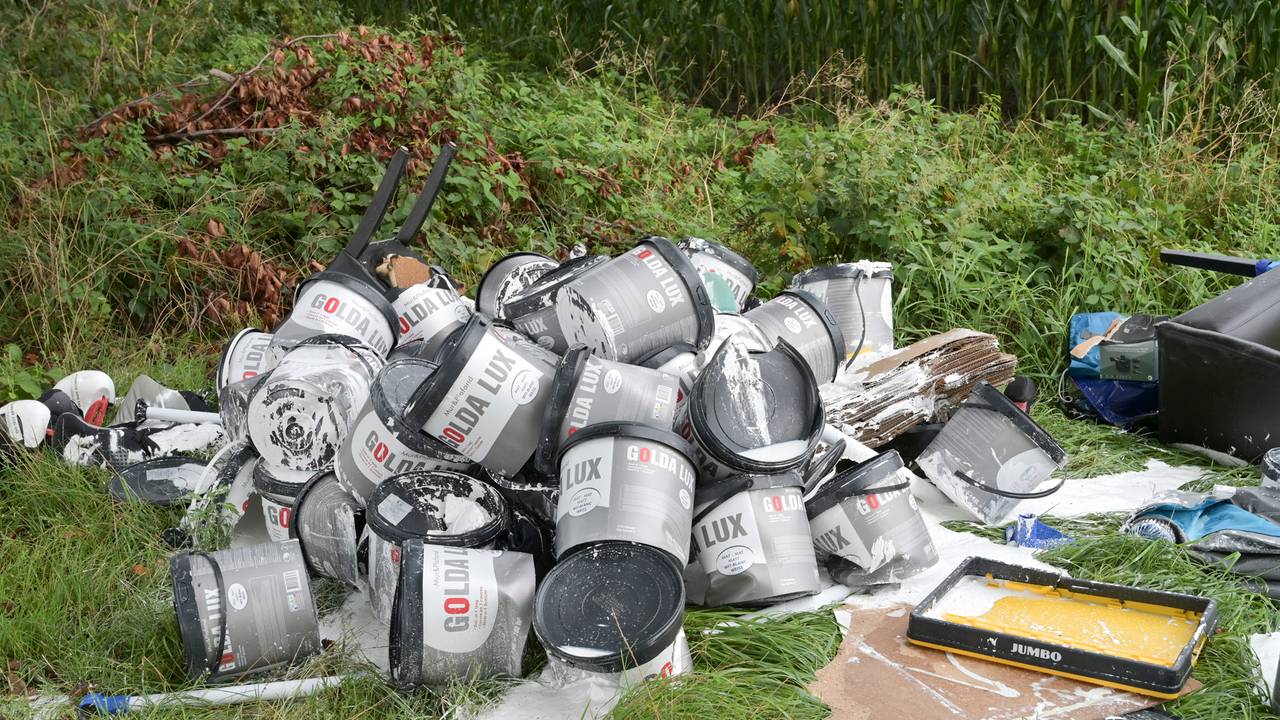 De emmers lagen langs een zandpad tussen de Ritshestraat en Raamschoorseweg in Breda (foto: Perry Roovers/SQ Vision).