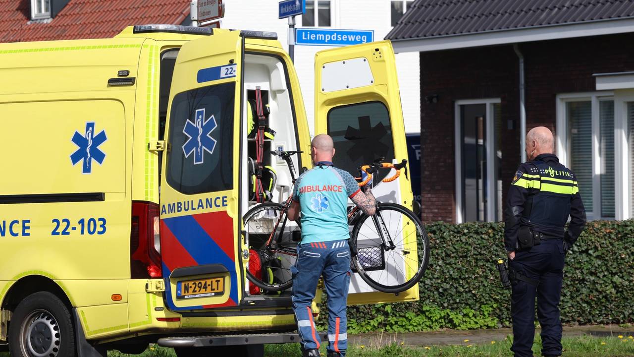 Ook de fiets van de wielrenner werd meegenomen in ambulance (foto: Sander van Gils/SQ Vision).