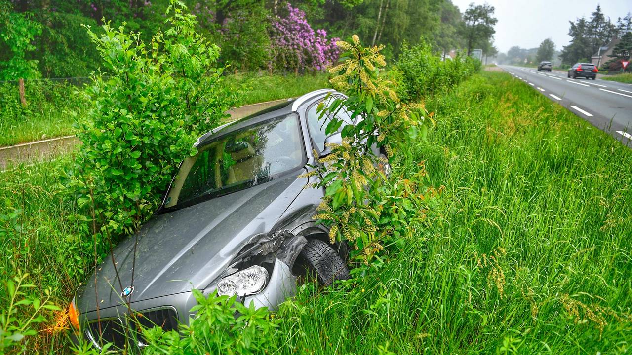 Het ging mis op de Leenderweg in Valkenswaard een achterwiel (foto: Rico Vogels/SQ Vision).