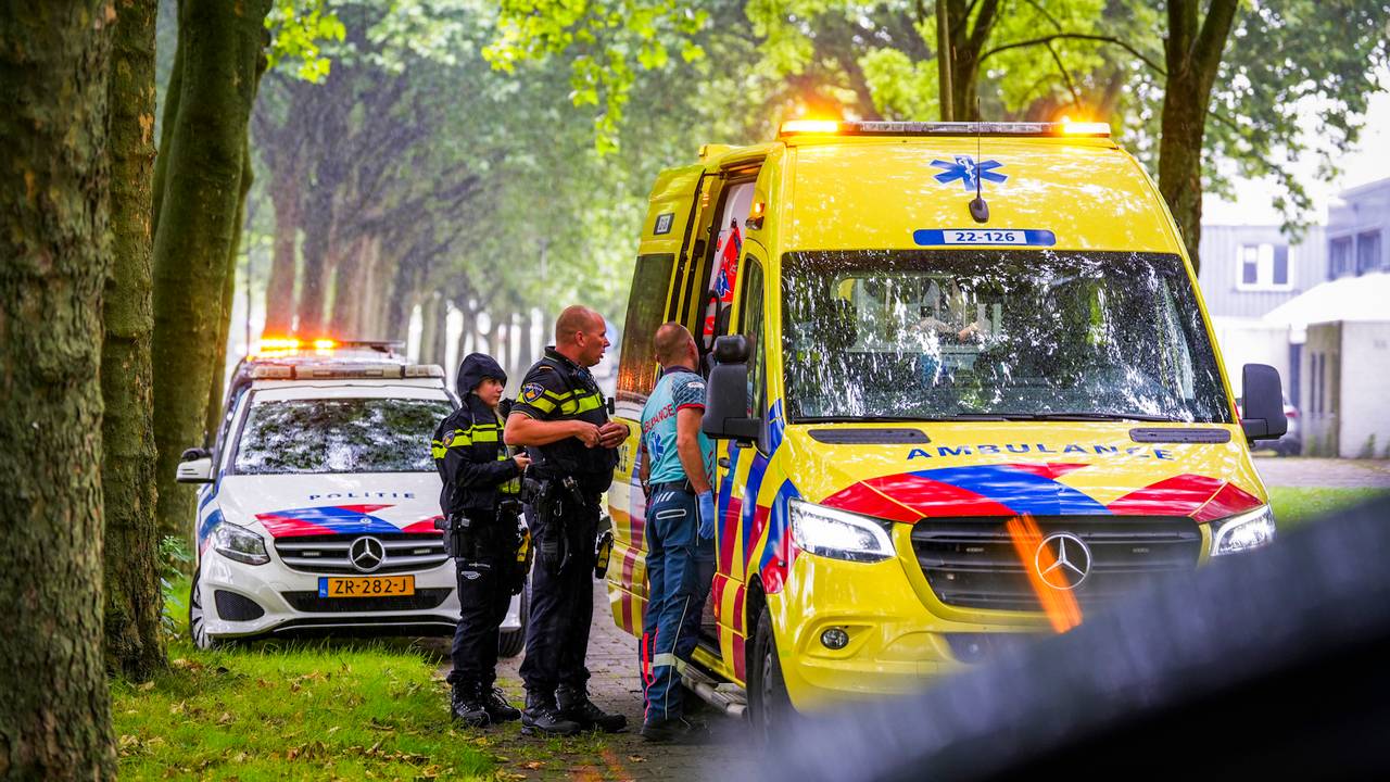 Twee mensen zijn na het ongeluk op de Lage Dijk in Helmond naar een ziekenhuis gebracht (foto: SQ Vision).