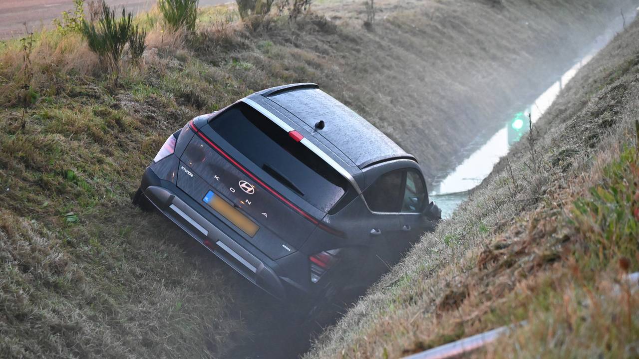 De auto belandde in een sloot in Sprundel (foto: Perry Roovers/SQ Vision).