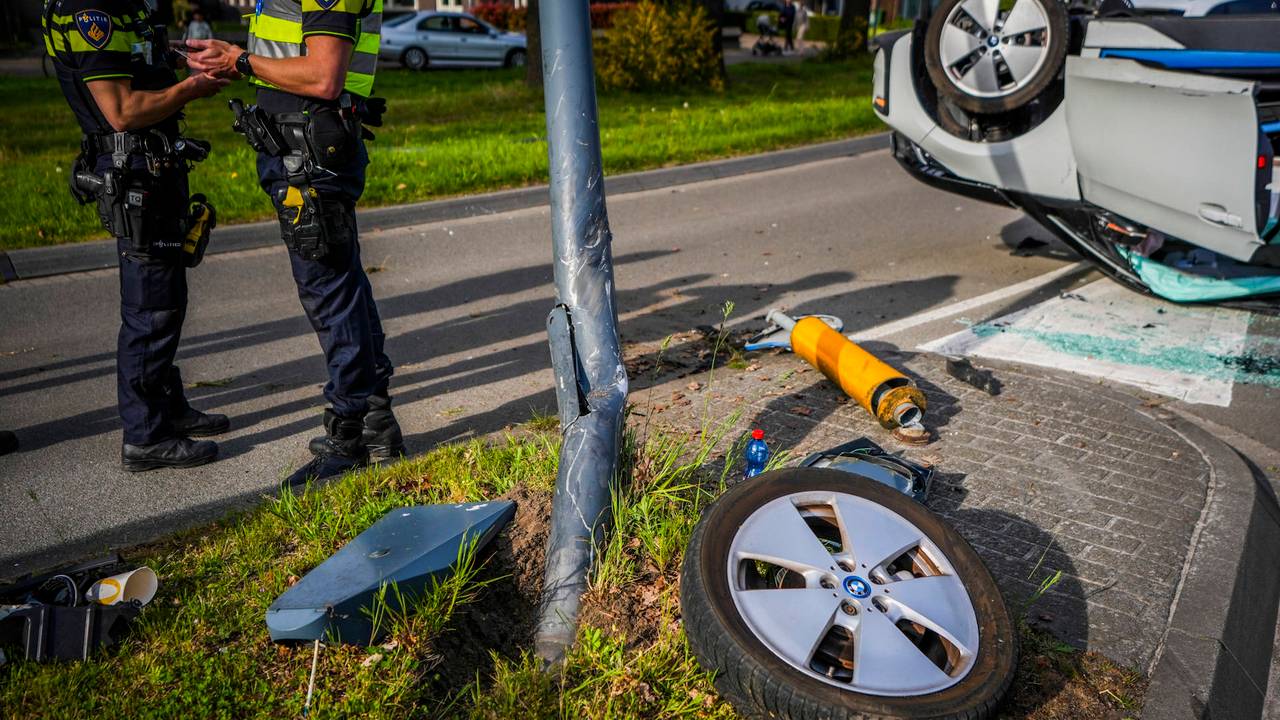 De wagen raakte na het ongeluk een wiel kwijt (foto: Persbureau Heitink).