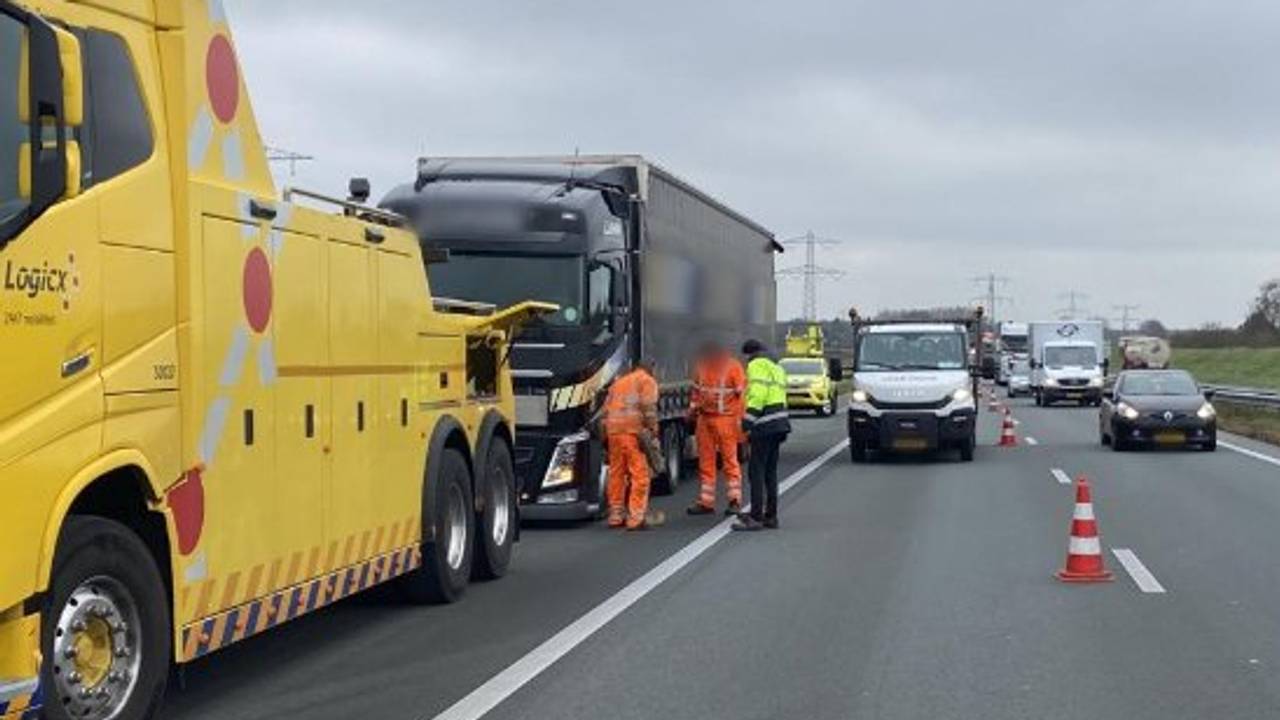 De rechter rijstrook is afgesloten (foto: Rijkswaterstaat).