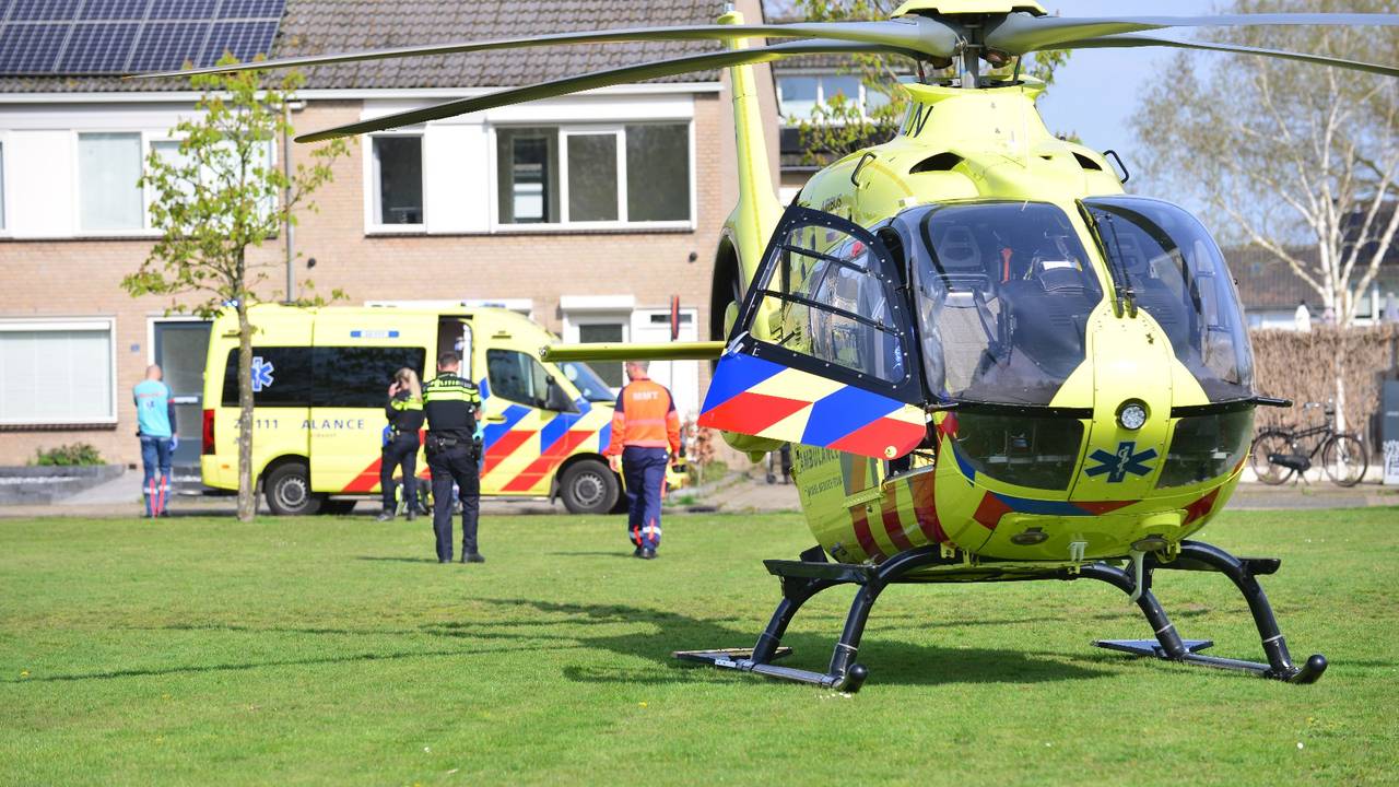 Vanwege een noodsituatie landde een traumaheli in Maarheeze (foto: Johan Bloemers/SQ Vision).