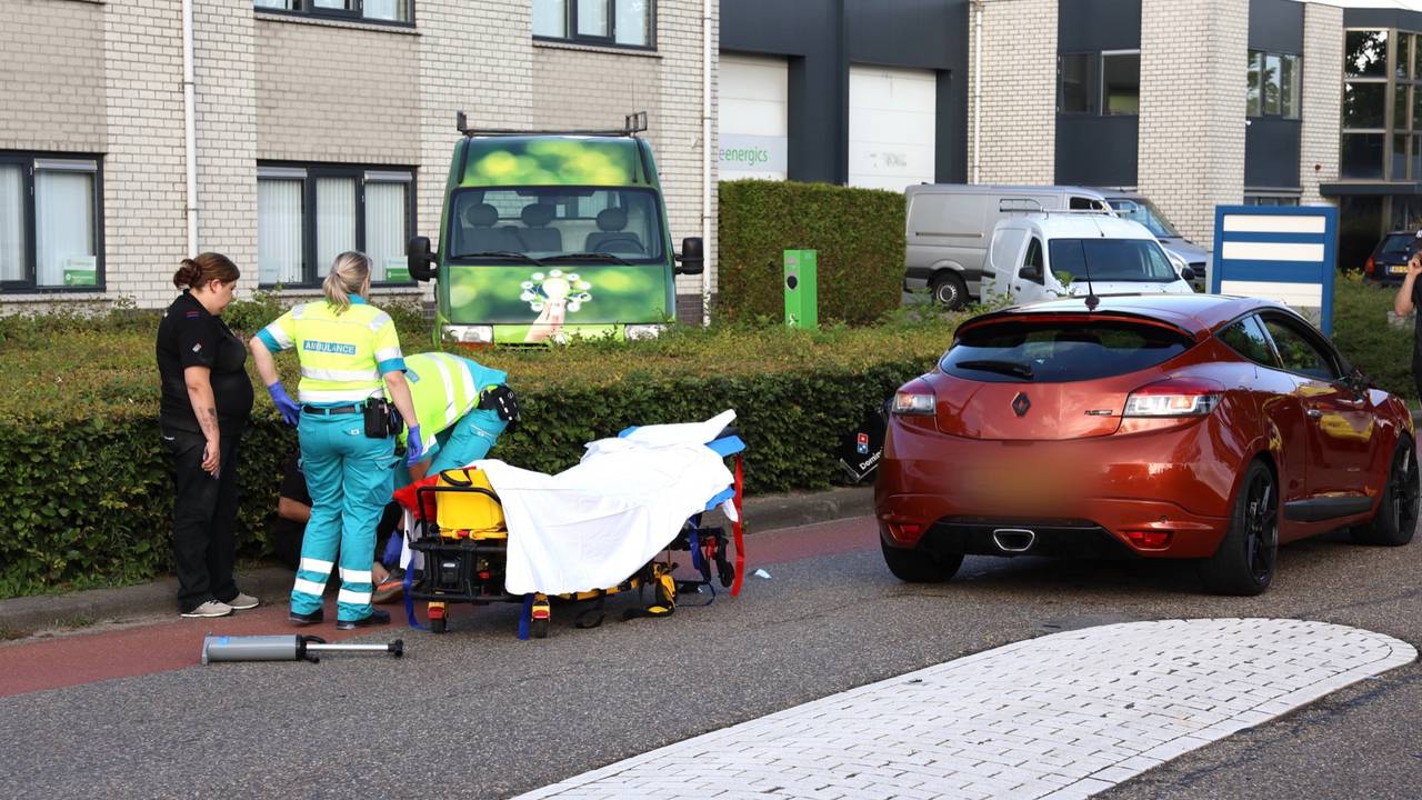 De fietser moest worden behandeld (foto: Sander van Gils/SQ Vision).