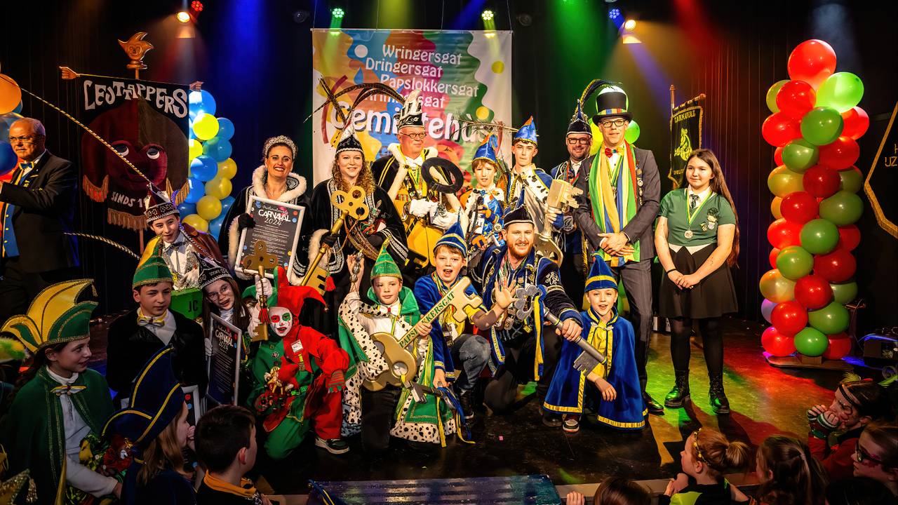 De hele club carnavalsprinsen- en prinsessen (foto: EYE4Images).