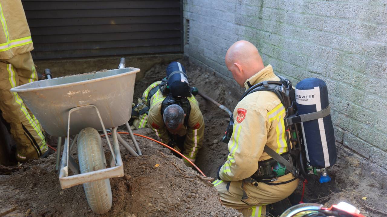De bewoner waarschuwde meteen de brandweer, die kwam met spoed (foto: Arno van der Linden/SQ Vision).