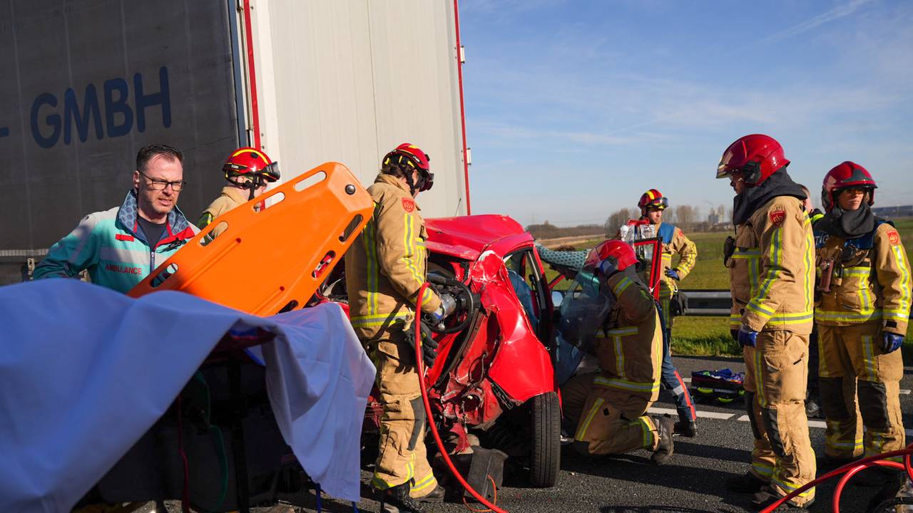 Urenlang problemen op A67 richting Eindhoven na ongeluk bij Asten.