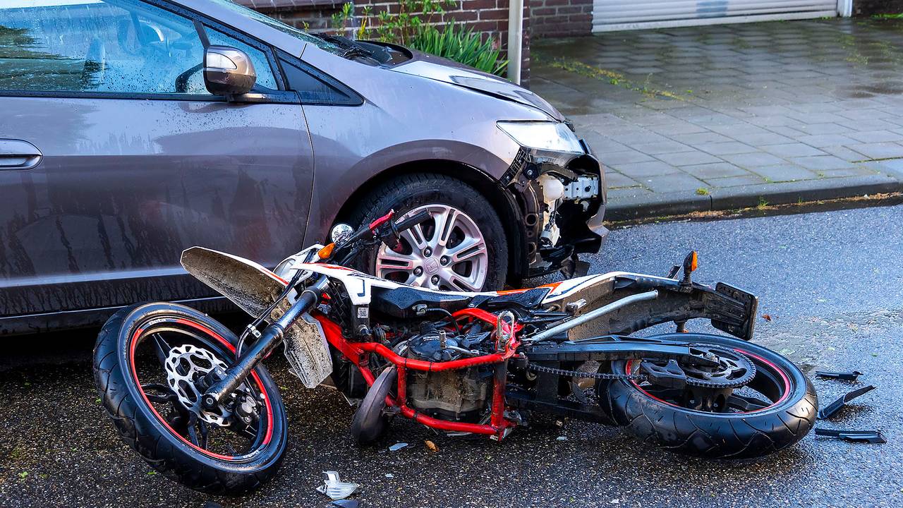 Bromfietser knalt tegen geparkeerde auto (foto: Gabor Heeres/SQ Vision).