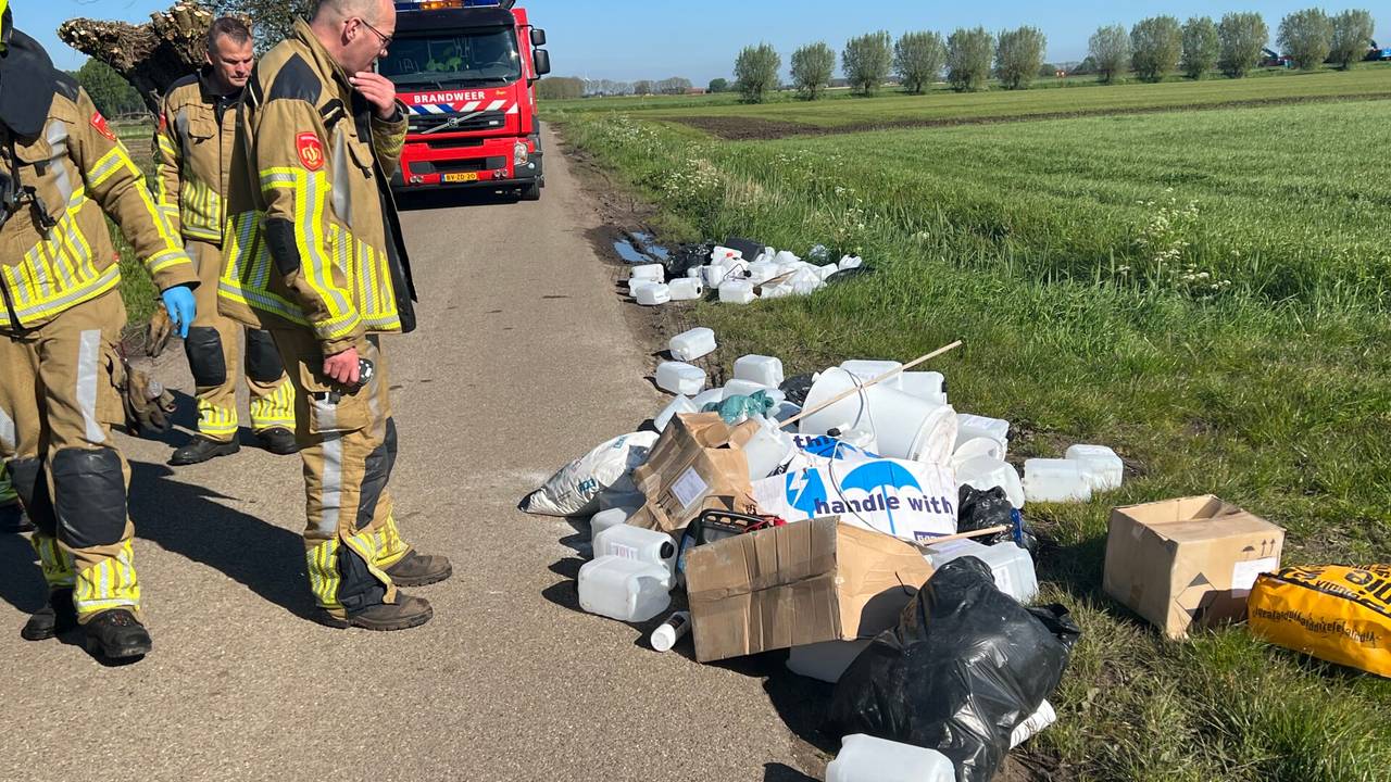 Ook aan de Halseweg bij Prinsenbeek ging het om tientallen jerrycans (foto: Perry Roovers/SQ Vision).