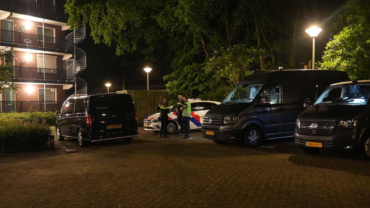Het onderzoek aan de Jan Steenlaan in Helmond vond plaats na de vondst van een dode (foto: Harrie Grijseels/SQ Vision).