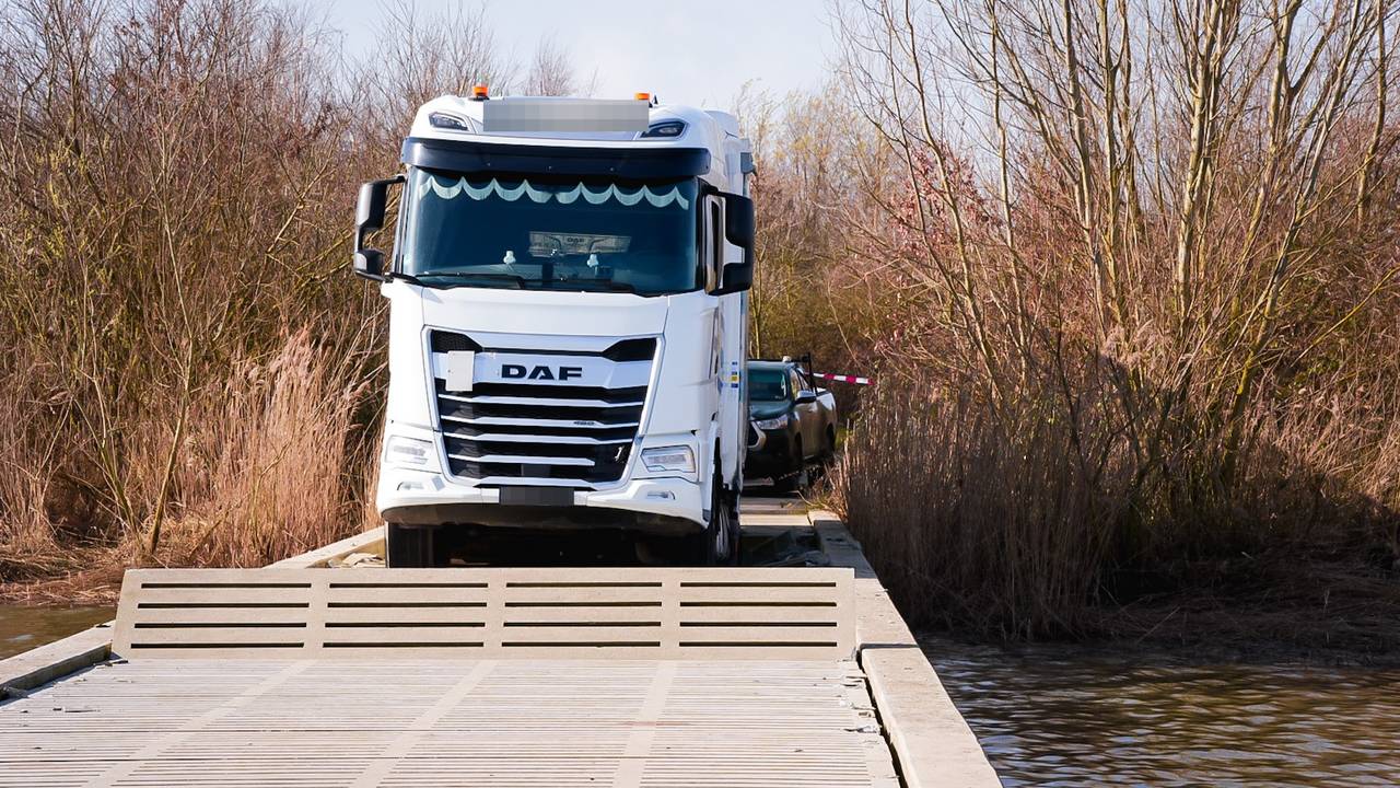 Vrachtwagen zakt door brug (Vrachtwagen door brug gezakt (foto: Erik Haverhals / Persbureau Heitink).