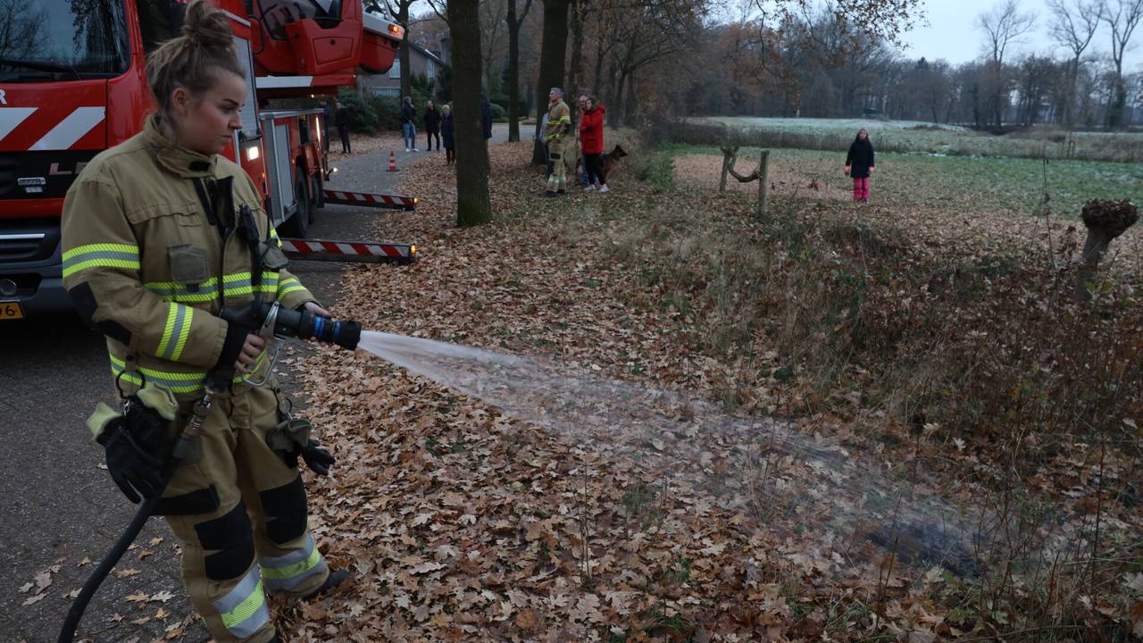 De smeulende troep wordt afgeblust (foto: Sander van Gils/SQ Vision Mediaprodukties).  
