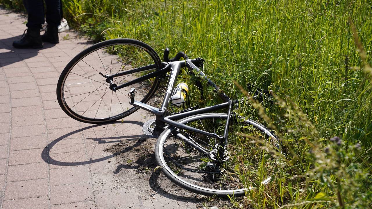 De wielrenster die in Budel op de auto botste, kwam er redelijk ongeschonden vanaf (foto: WdG/SQ Vision).