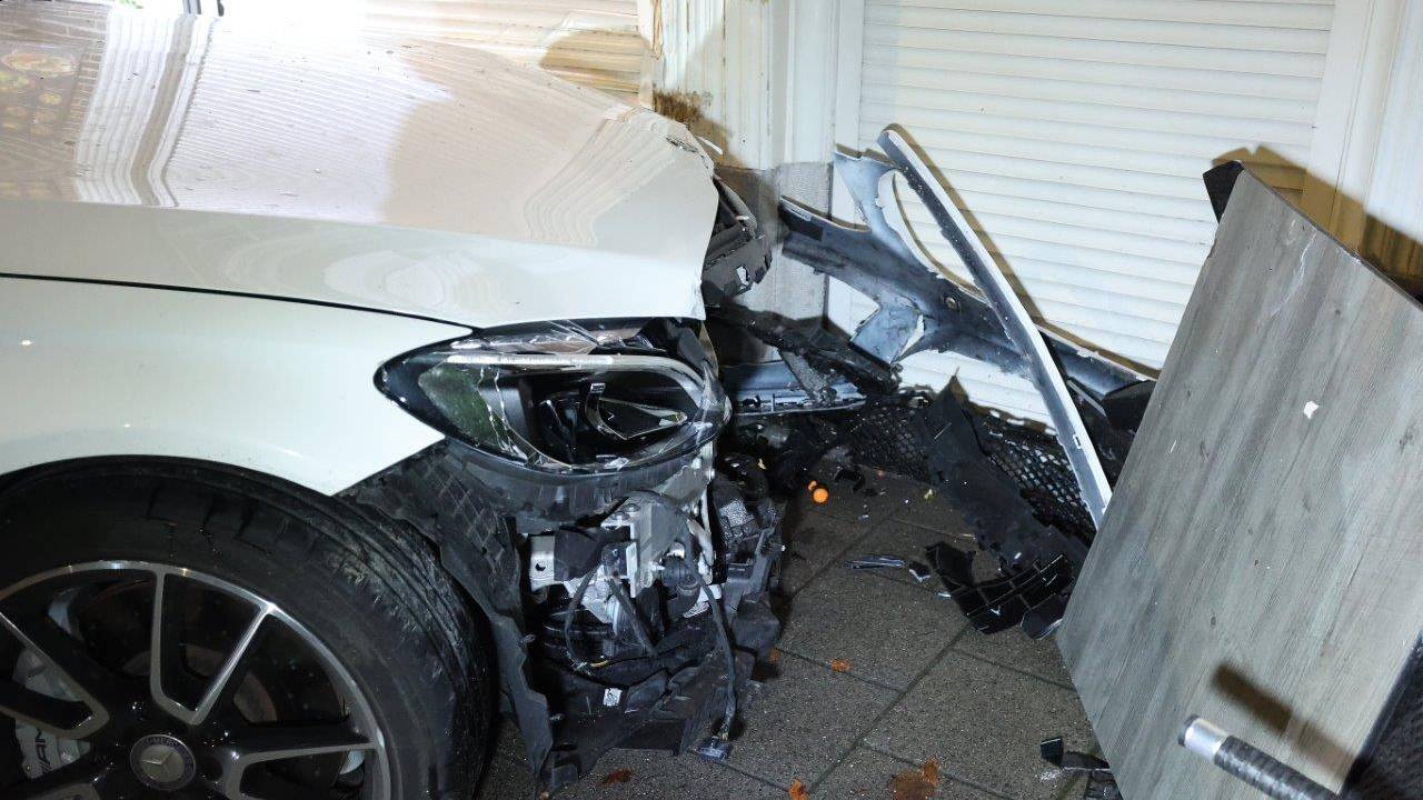 De auto raakte bij de crash in Den Bosch zwaar beschadigd (foto; Bart Meesters).