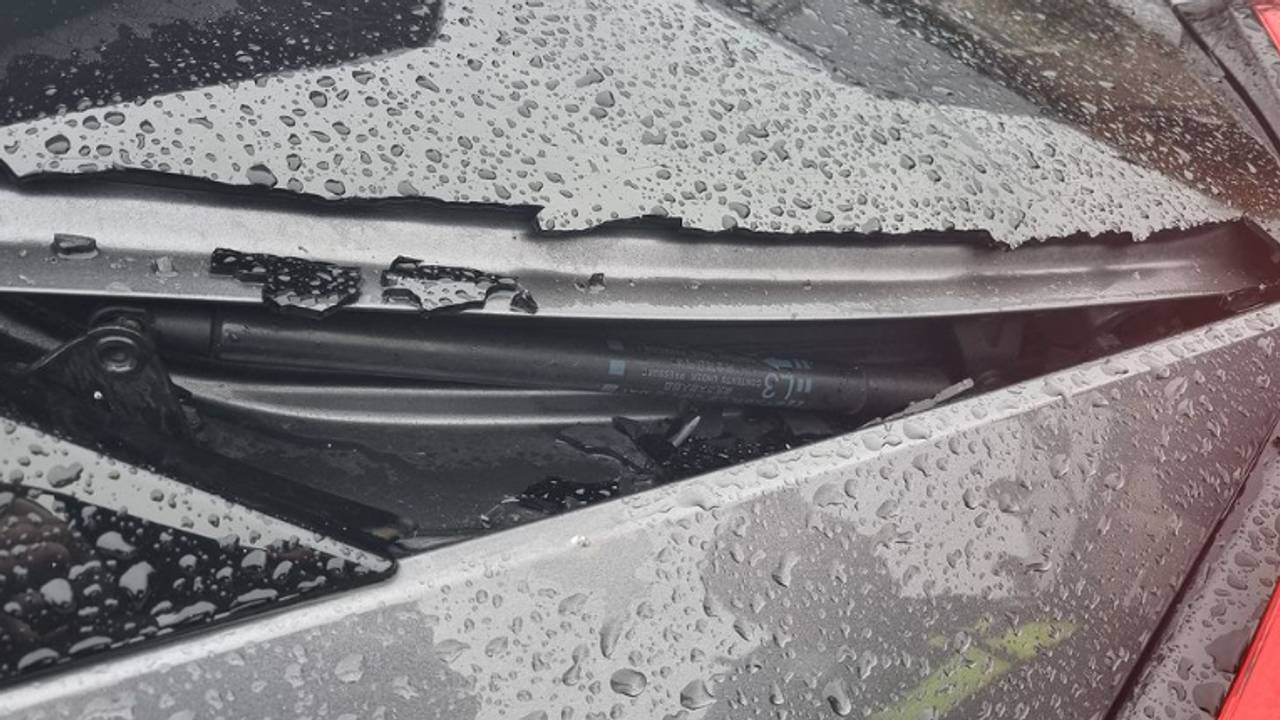 Vernielingen aan auto's en huizen in Gemonde (foto: wijkagent Meierij).