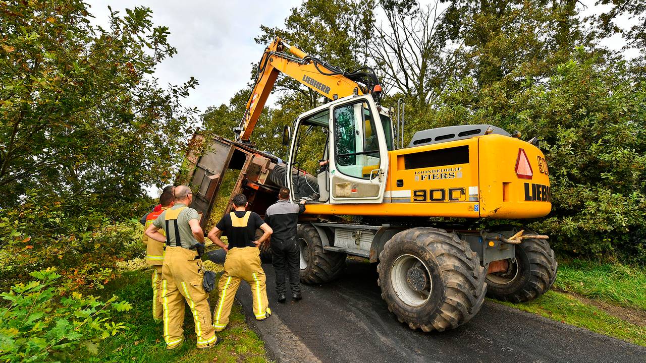 Tractor met maïs botst tegen postbezorger (foto: Rico Vogels/SQ Vision).