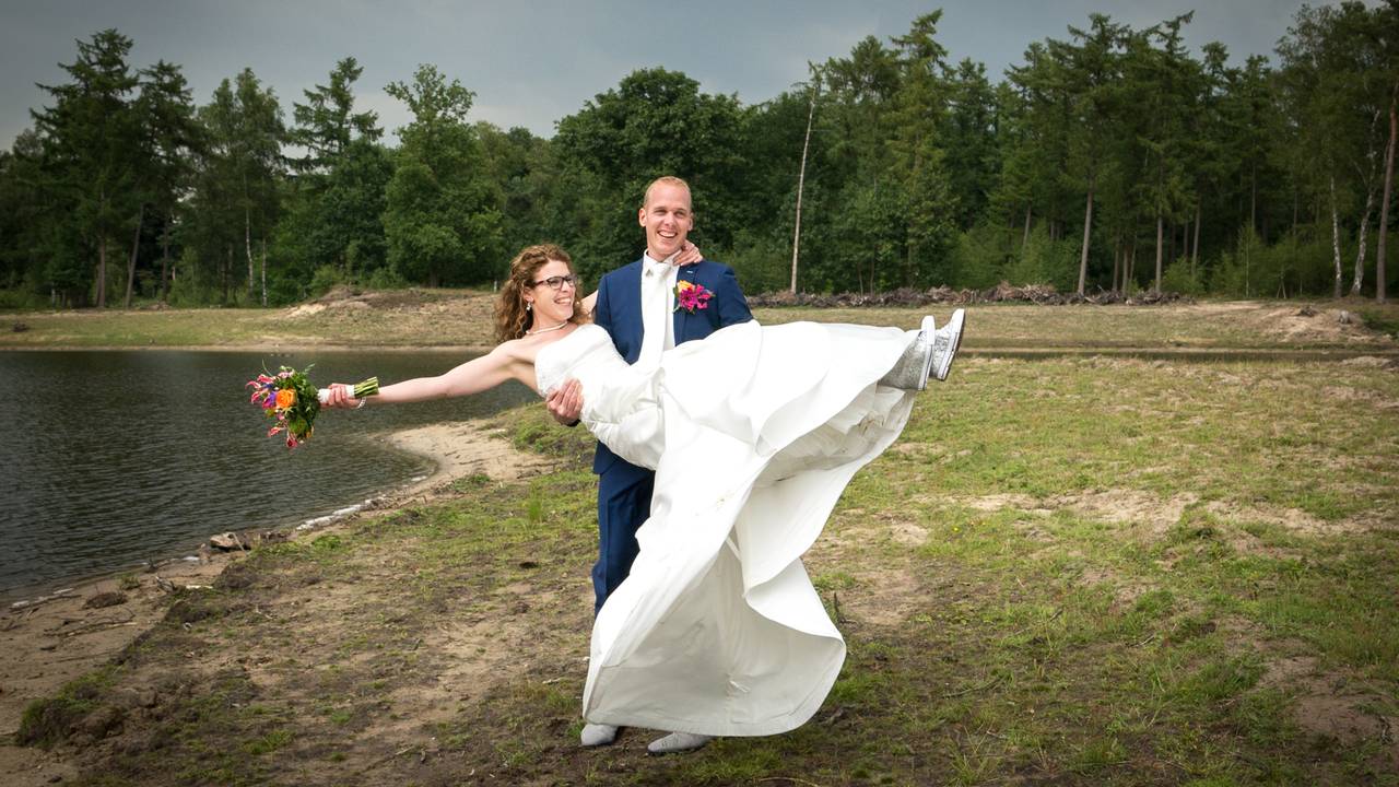 Thijs draagt Femke op handen.