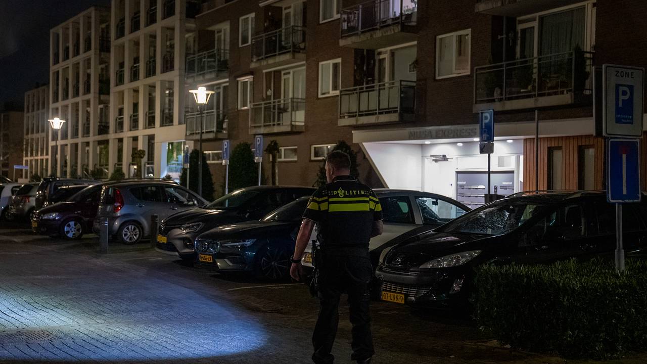Wat er precies is voorgevallen aan de Anna van Burenstraat in Waalwijk was vrijdagochtend vroeg nog onduidelijk (foto: Iwan van Dun/SQ Vision).