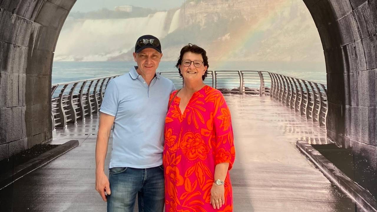 Erik en Christel bij de Niagarawatervallen tijdens hun laatste vakantie samen (privéfoto).