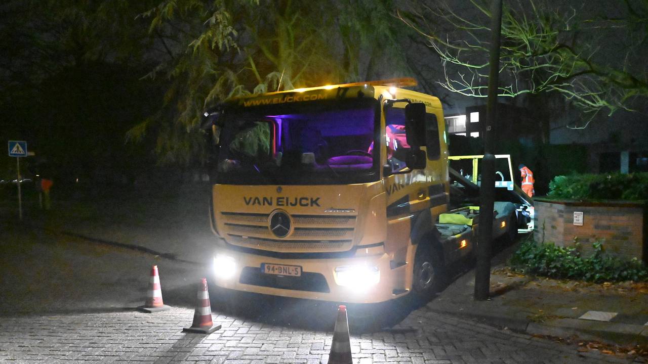 De auto is geblust en meegenomen (foto: Perry Roovers/SQ Vision).